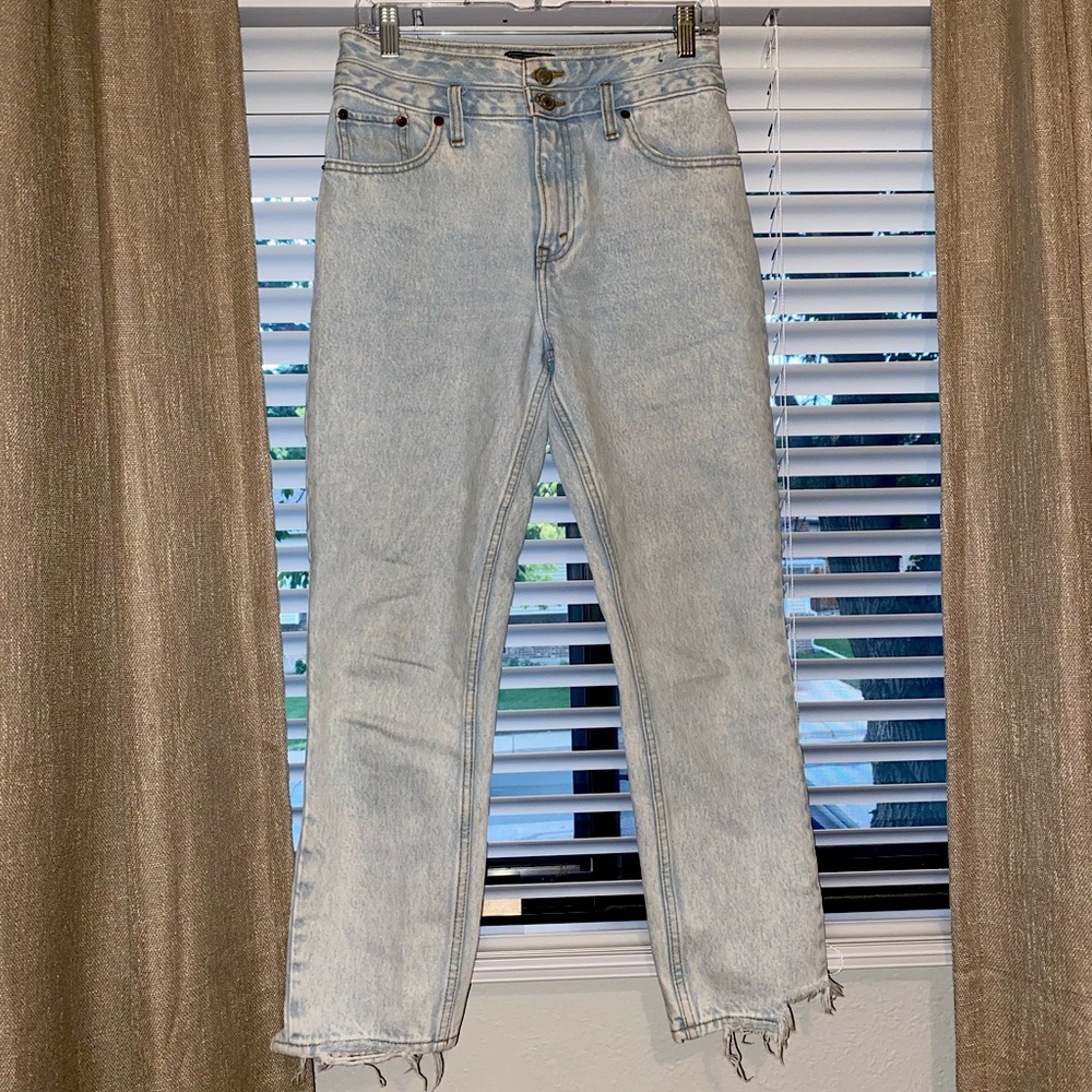 Abercrombie & Fitch High Rise Mom Jean - light wash